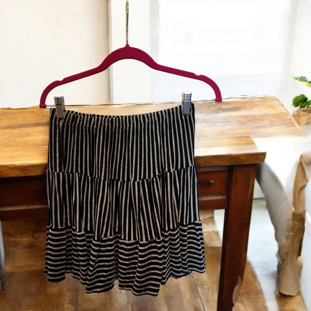 NWT-Midi Skirt Black/White-Size M